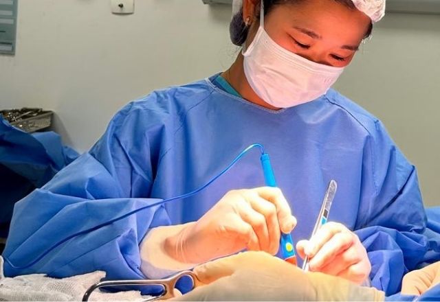 Imagem da Dra. Patrícia realizando um cirurgia